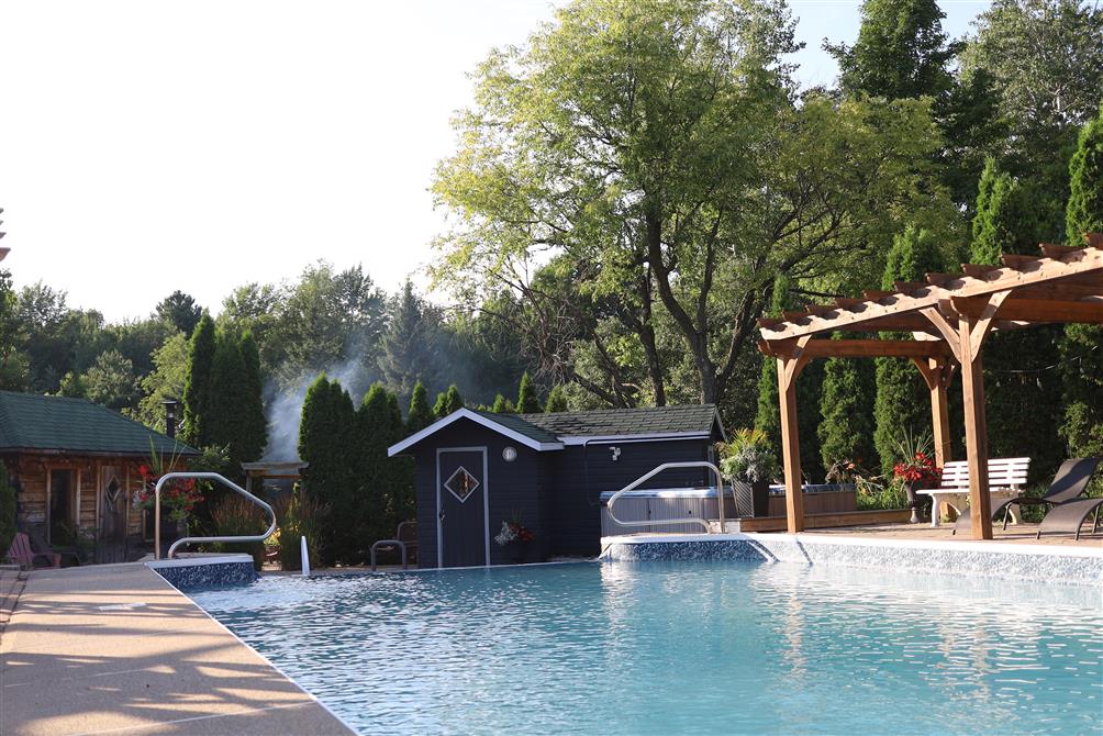 Piscine extérieur (&copy;Centre de santé Euro-spa)