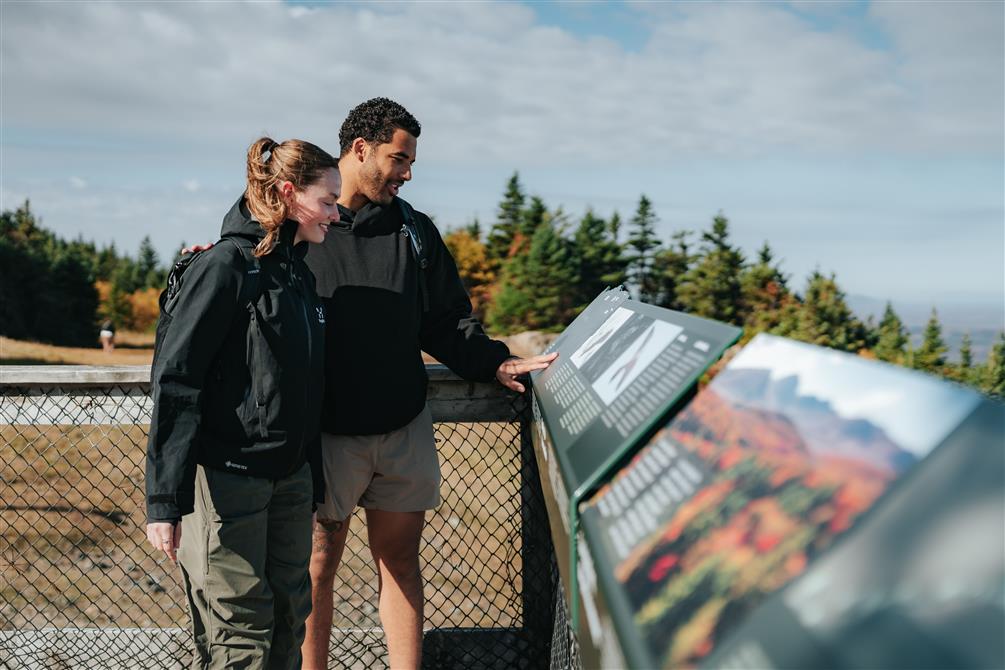 Panneaux d'inerprétation au sommet (&copy;Mont-Orford)