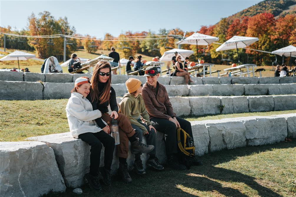 Terrasse au pied des pentes (&copy;Mont-Orford)