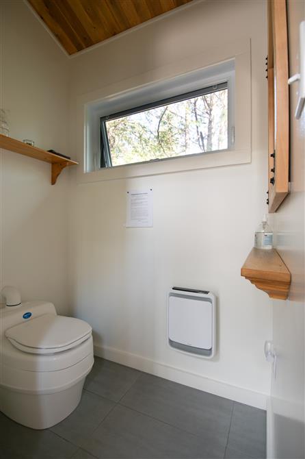 Toilette compost intérieure (&copy;Kathryn Allard Photographe)