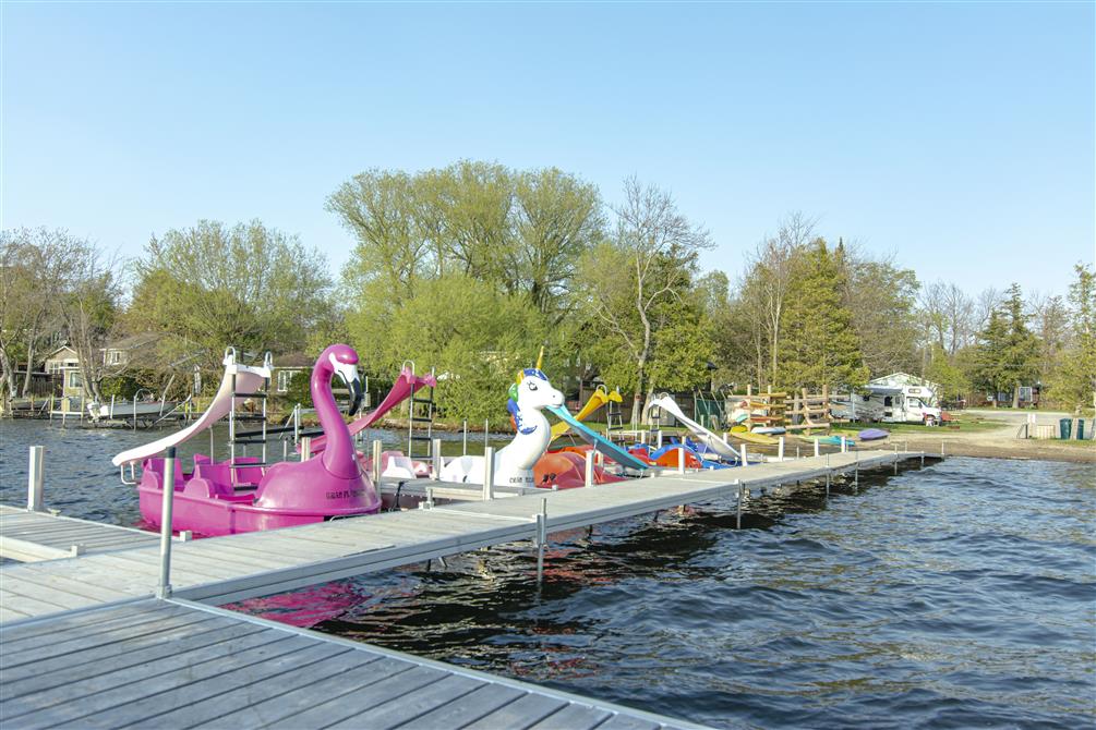 PEDALOS à thèmes avec glissades (&copy;Camping Lac Magog)