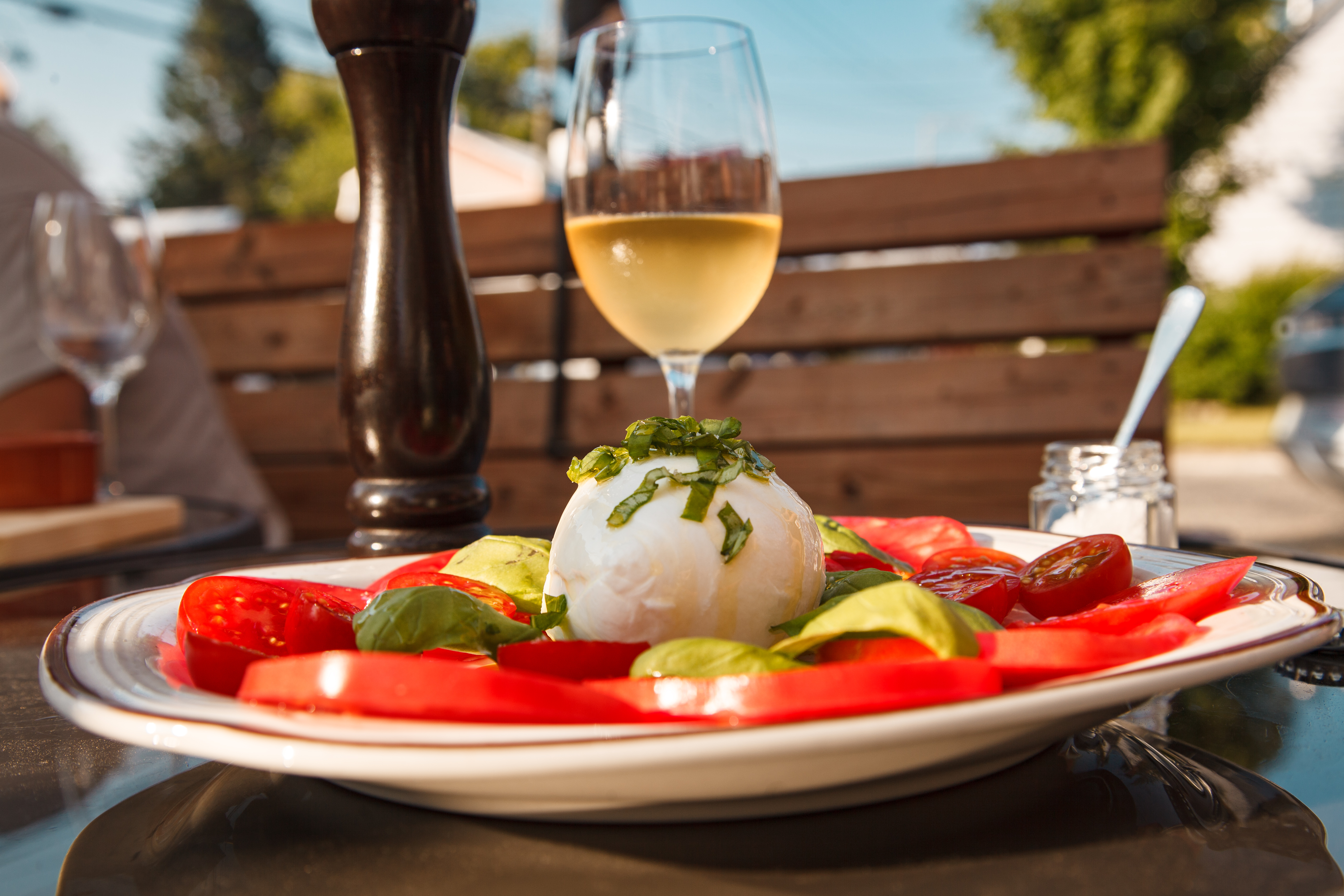 Assiettes et vins au verre pour l'apéro