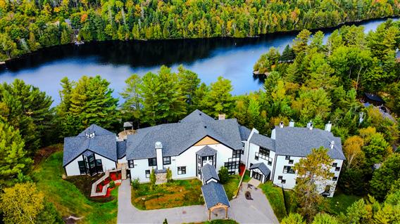 Les-chalets-nature-domaine-du-lac-long-vue-aerienne-facade-avant
