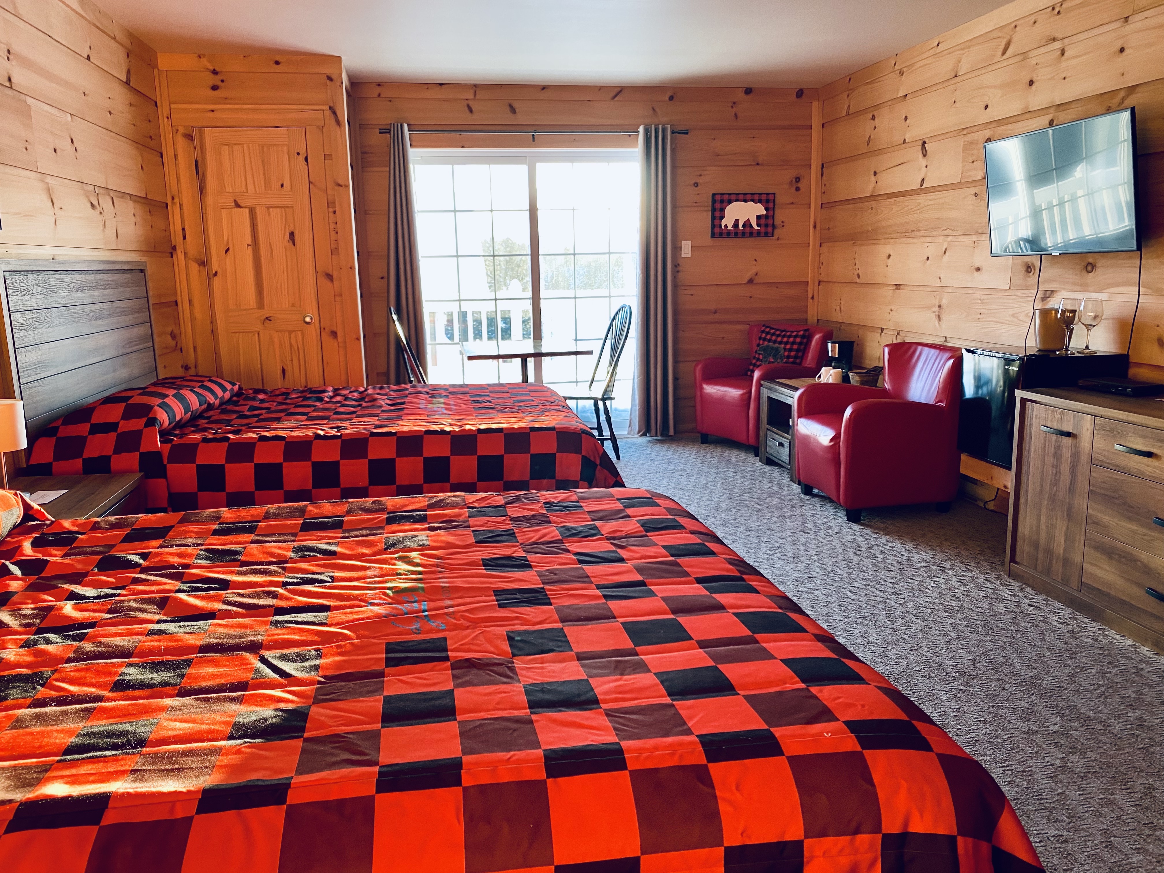 PLB-chambre-16-2-lits-fauteuil-rouges-chambre-complete