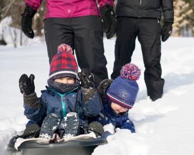 Plaisir d'enfants en hiver