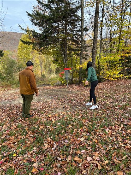 Partie de disque-golf (&copy;Mont SUTTON)