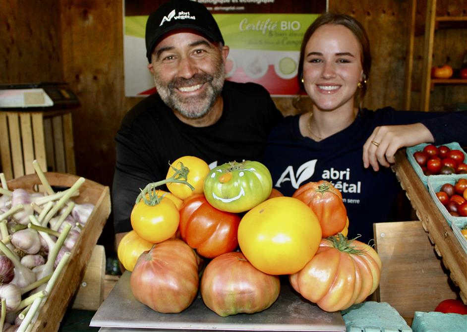 Photo Fred et sa fille Abri végétal et tomates (&copy;Marché de soir de compton)