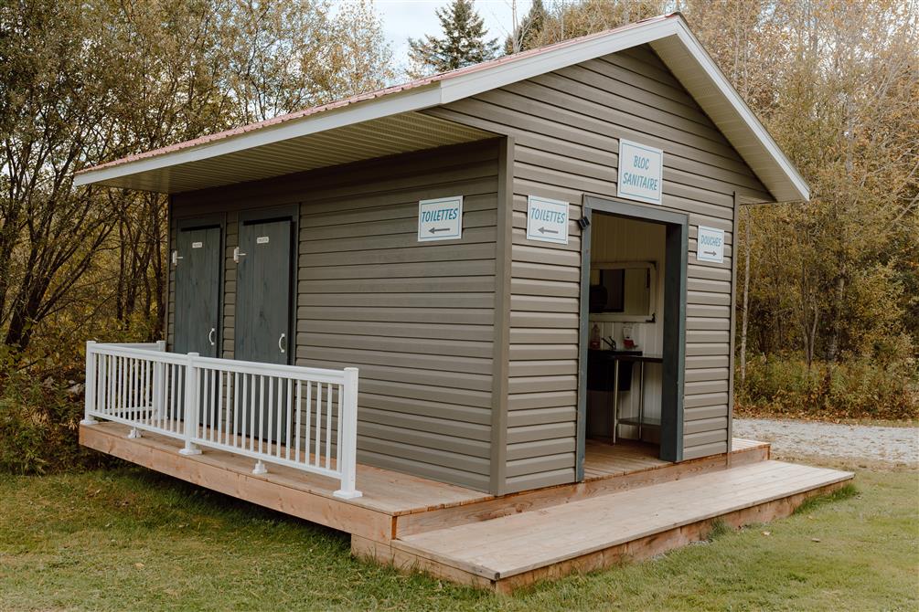 Bloc sanitaire - Toilettes et douches gratuites (&copy;Aux Pignons Rouges)