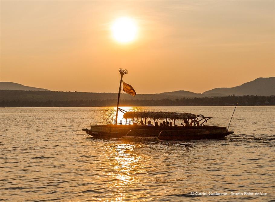 Pirogue_Memphrémagog1000x736 (&copy;Studio Point de Vue - PhotographesPhotographe : Guillaume GoriniPartenaires Studio : Alexandre Parent, Guylaine Proulx & Aurore Chollet)