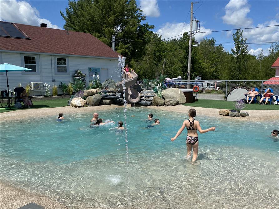 Piscine Camping Melbourne Estrie (&copy;Camping Melbourne Estrie)