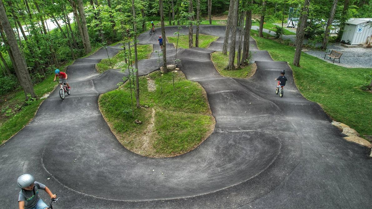 Piste vélo pumptrack (&copy;Camping Plage McKenzie)