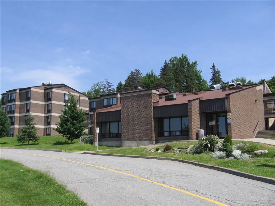 Complexe G - Poste d'accueil (vue extérieure) (&copy;Université de Sherbrooke - Résidences)