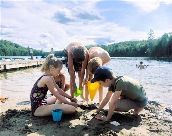Plage, pédalo, canot, kayak, planche à pagaie, pêche, hébertisme, randonnée...
