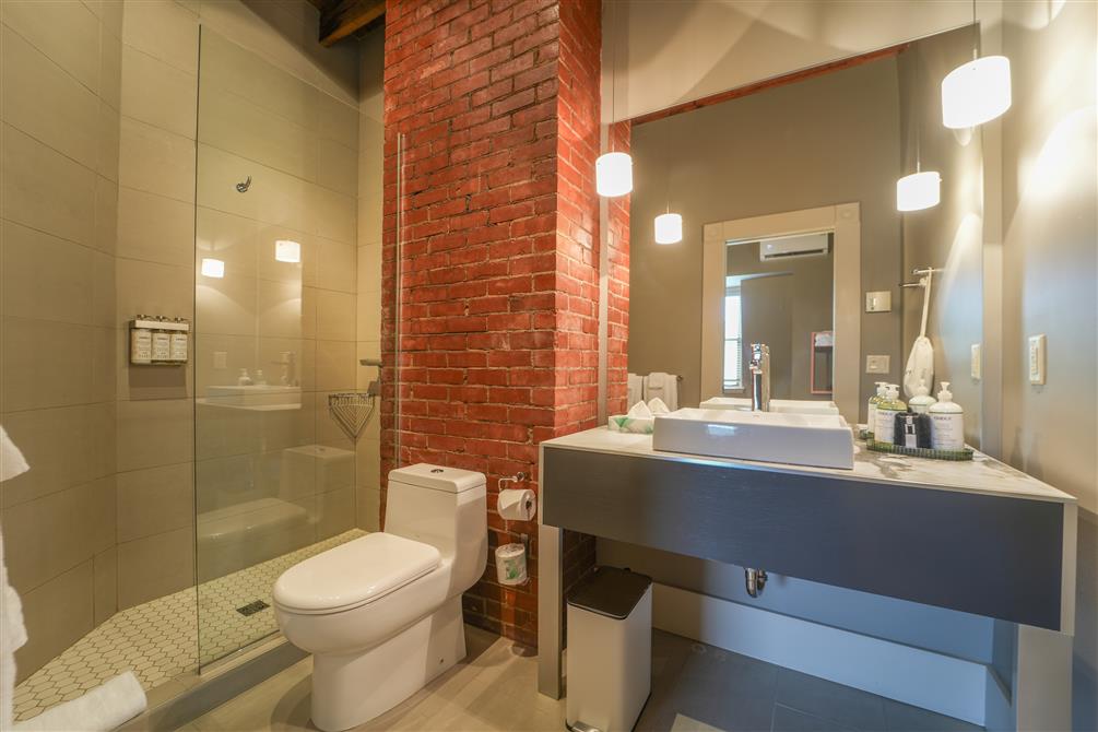 Salle de bain - mansardée (&copy;Le Pleasant Hôtel)