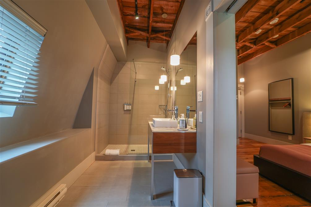 Salle de bain - mansardée (&copy;Le Pleasant Hôtel)