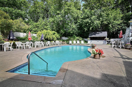 Piscine extérieure (&copy;Auberge Lakeview Inn)