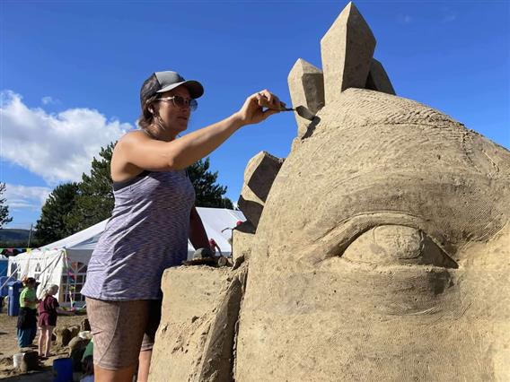 Seveline Beauregard à l'œuvre Festi-Sable 2025