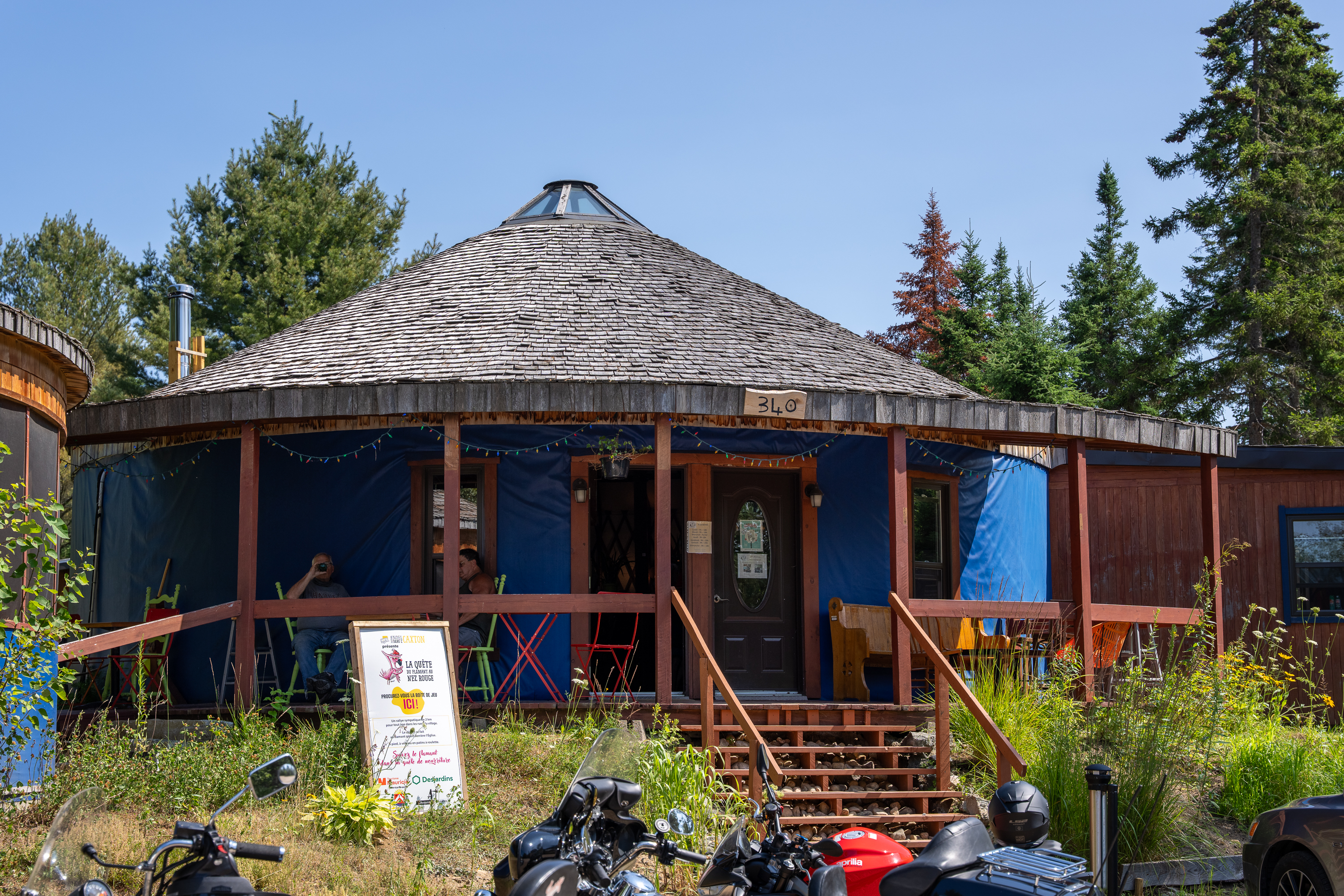 CAFÉ dans la grande yourte