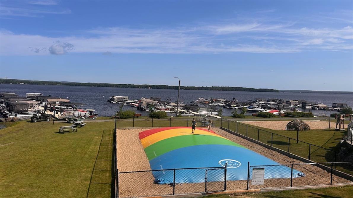 Trampoline géant (&copy;Camping Les Berges du Lac)