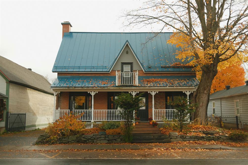 Un Momento Facade (&copy;Alysson Gallant)