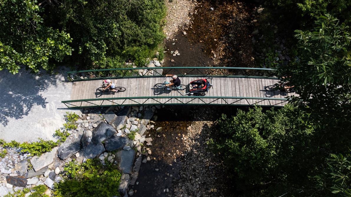 Vélo famille2 _pont_sentier multifonctionnel@MB Photographie (&copy;@MB Photographie)