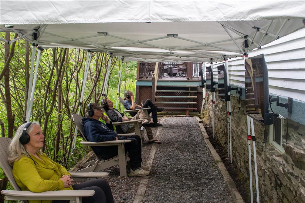 Visionnement de la série de films EVE 2050, oeuvre de Van Grimde Corps Secrets (&copy;Pranav Buchineni)