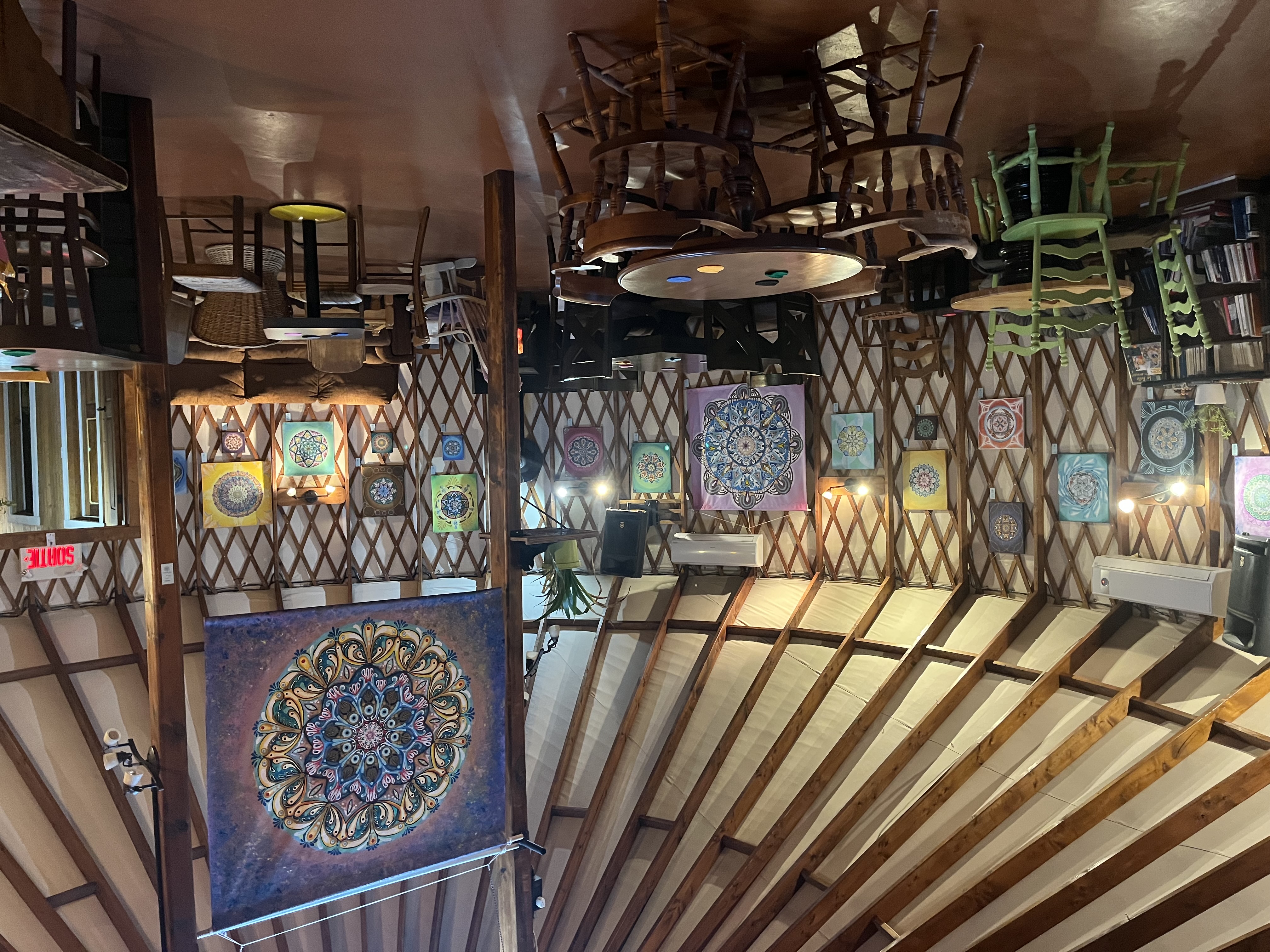 Vue d'ensemble café yourte
