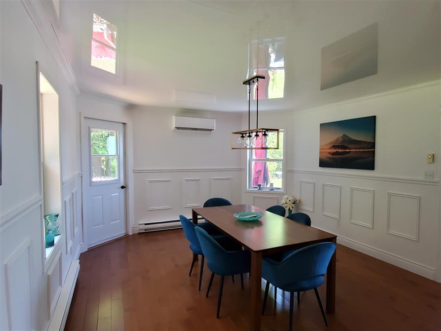 Chalet salle à manger (&copy;Au Sommet du Lac Magog)