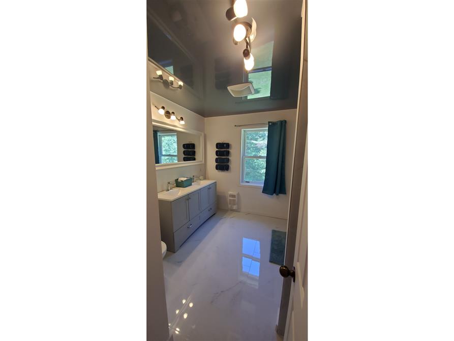 Chalet salle de bain (&copy;Au Sommet du Lac Magog)