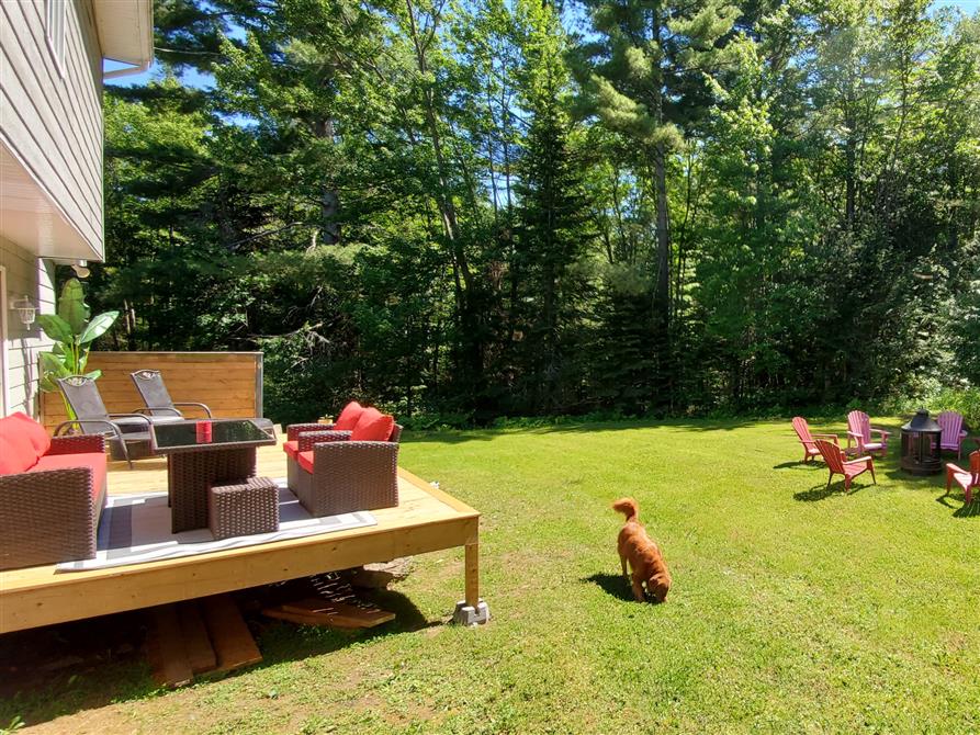 Chalet terrasse arrière et foyer extérieur (&copy;Au Sommet du Lac Magog)