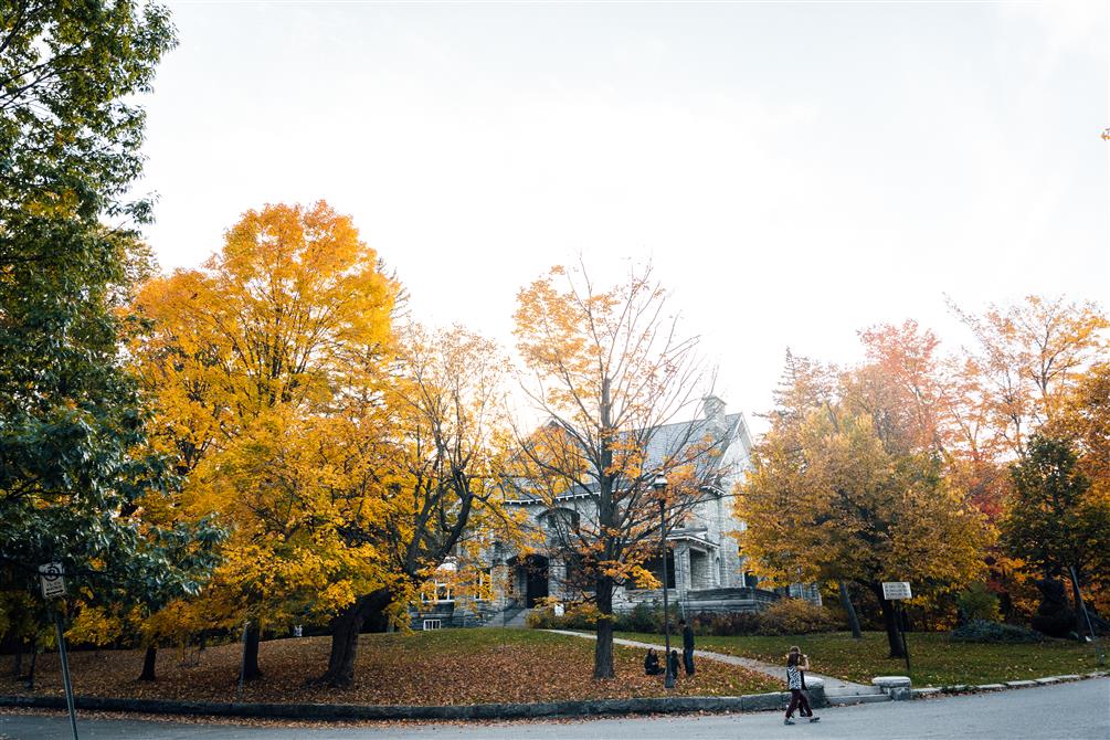 automne-Domaine-Howard-batiment-batisse-marcheurs-2021-Emile-Phaneuf (&copy;Exclusif Ville de Sherbrooke - utilisation commerciale)