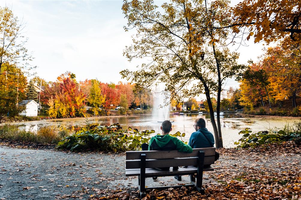 automne-etang-banc-personnes-couple-Domaine-Howard-2021-Emile-Phaneuf (&copy;Exclusif Ville de Sherbrooke - utilisation commerciale)