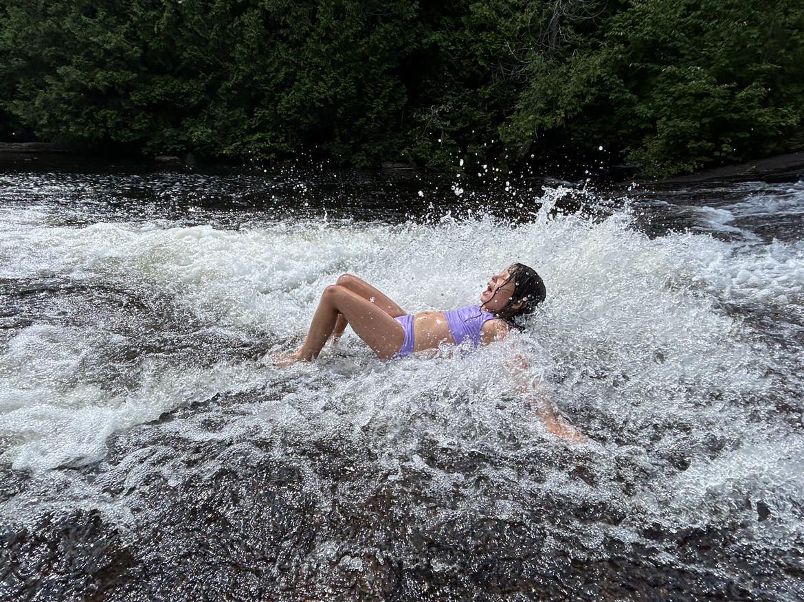 baignade dans les galets de la chute du diable -sentier national de la mauricie
