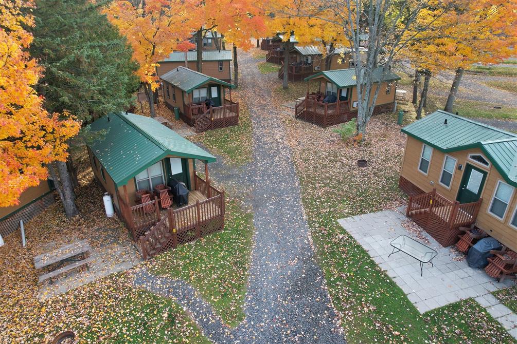 cabines automne (&copy;Camping des Sommets Bromont)
