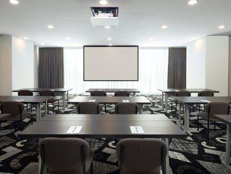 Courtyard Montreal Laval