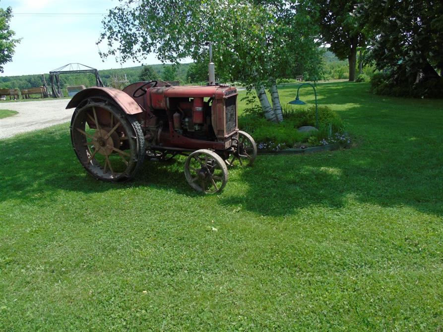 de-vieux-tracteurs-au-salon-du-patrimoine-de-cleveland-132992741826149880 (&copy;salon du patrimoine de cleveland)