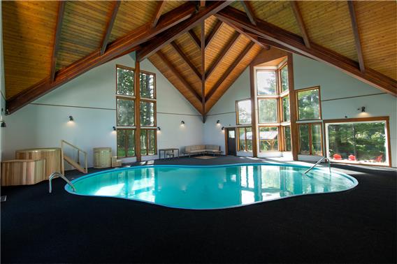 domaine du lac long piscine intérieure