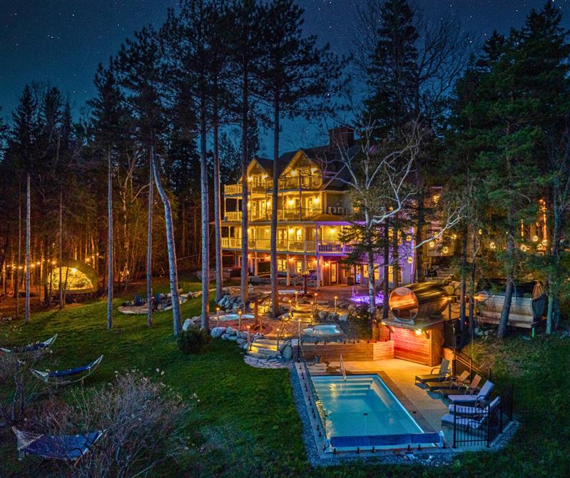 Estello – vue aérienne de nuit (&copy;Estello Suites & Spa)