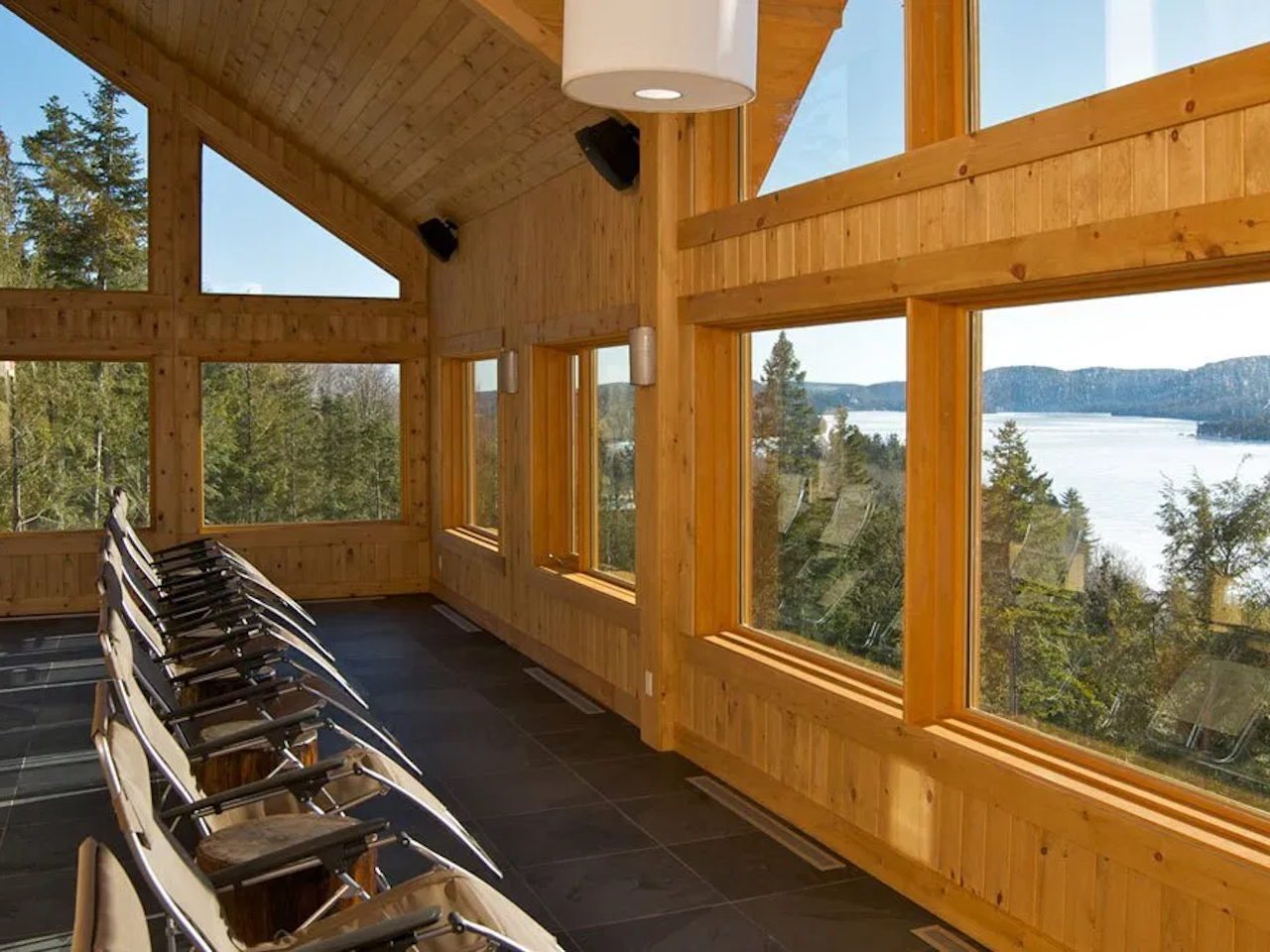 Salle de détente avec vue sur le lac