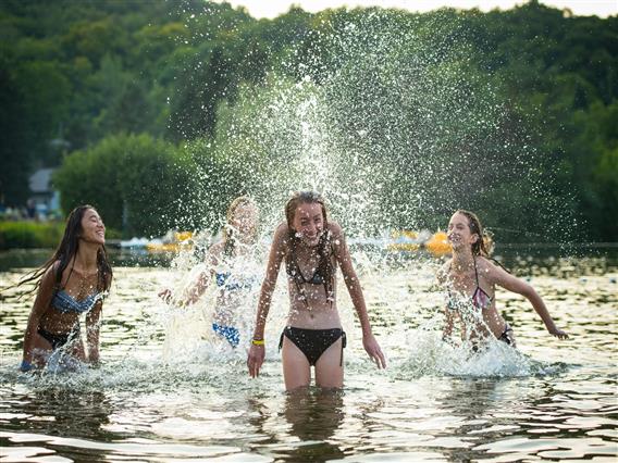 Baignade entre amis