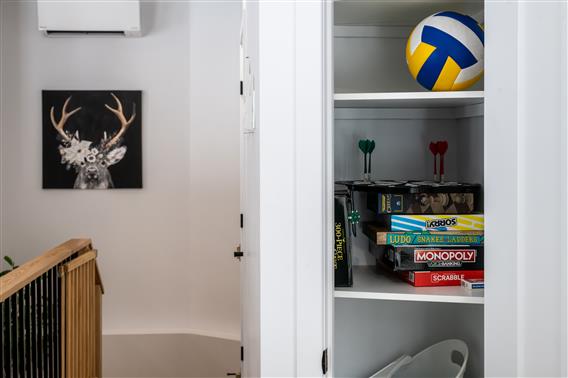 jeux de société + appareil de massage + kit 1ier soin + chaise haute pour enfants