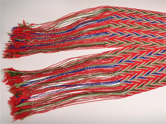Étole motif têtes de flèche perlées Huron-Wendat