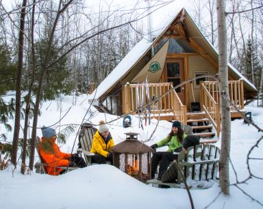 Dormir en tente prêt-à-camper l'hiver