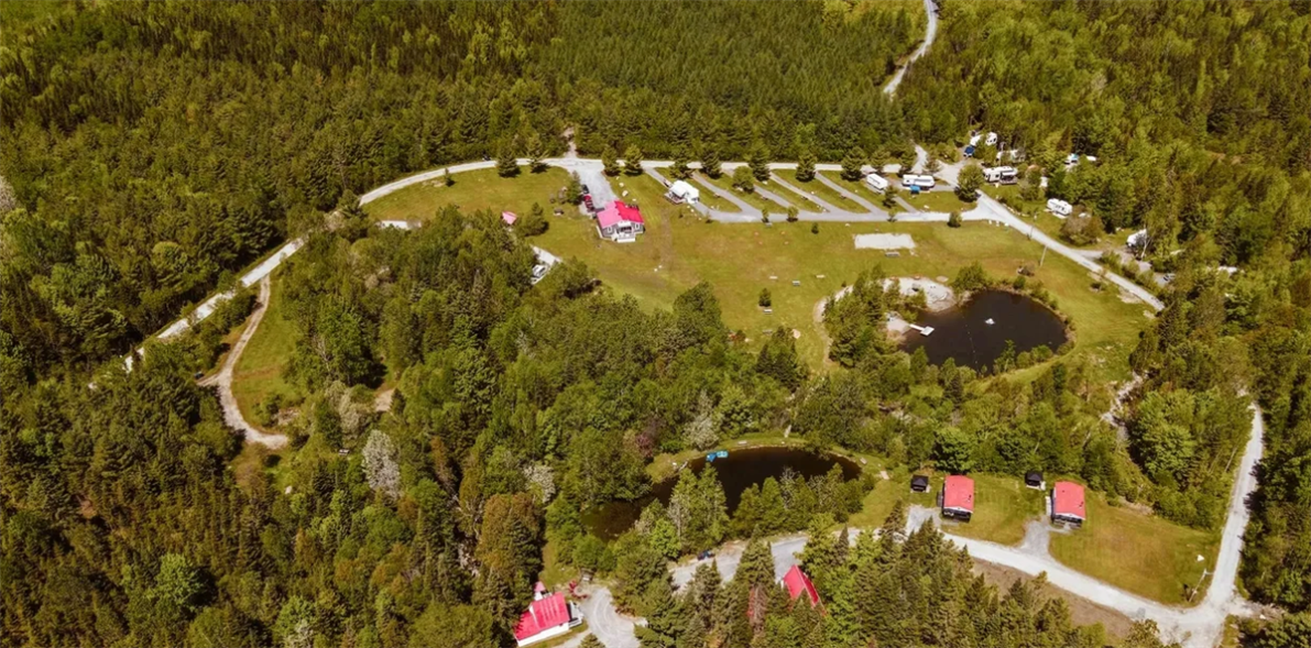 Vue aérienne (&copy;Camping chalets et spas des Pignons Rouges)